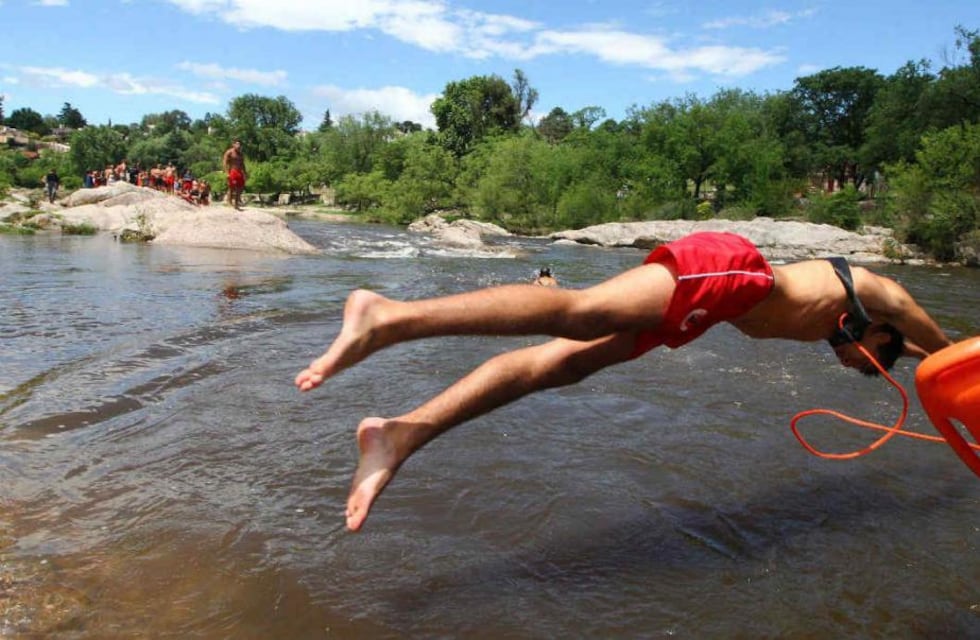 Dramático rescate en el río de Villa Carlos Paz: un hombre intentó cruzar el cauce crecido y un guardavidas le salvó la vida
