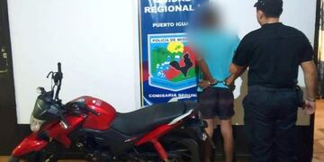 Puerto Iguazú: fue asaltada por un motochorro que luego fue detenido.