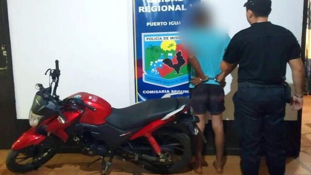 Puerto Iguazú: fue asaltada por un motochorro que luego fue detenido.