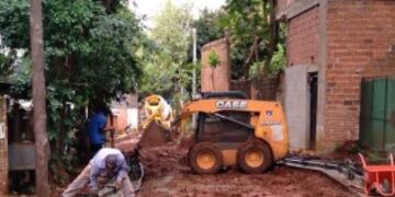 Construyen cordón cuneta y empedrado en Puerto Iguazú.