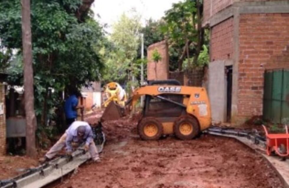Construyen cordón cuneta y empedrado en Puerto Iguazú