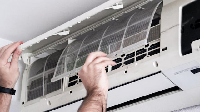 El paso a paso de cómo limpiar los filtros de un aire acondicionado.