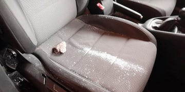 Les arrojaron una piedra desde un puente en avenida Circunvalación.