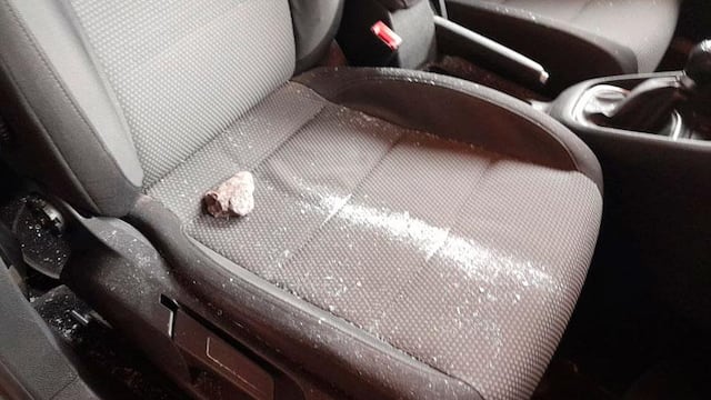 Les arrojaron una piedra desde un puente en avenida Circunvalación.