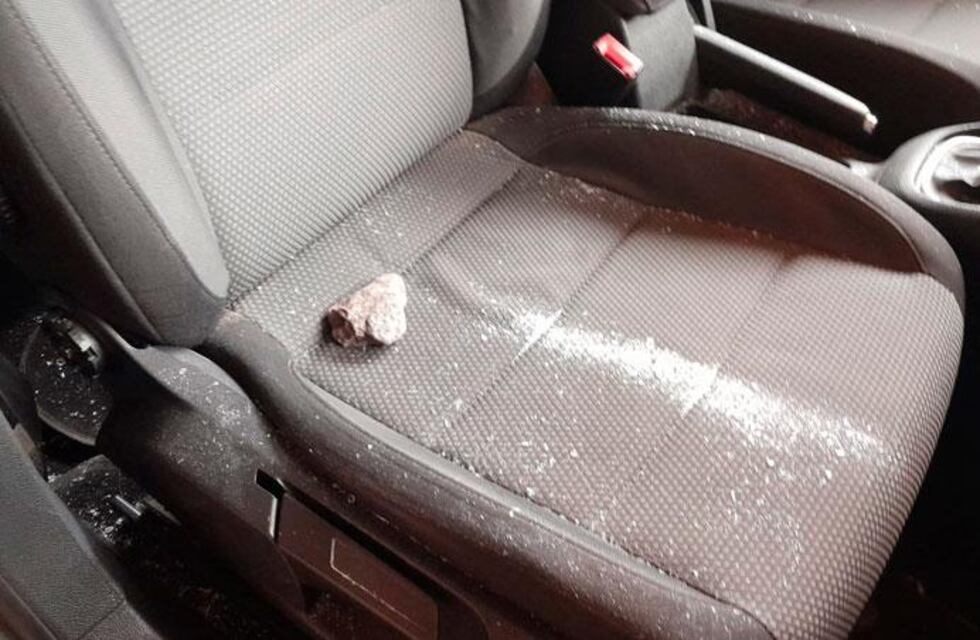 Arrojaron una piedra al auto de una familia que iba por la Circunvalación de Córdoba: el relato de la madre