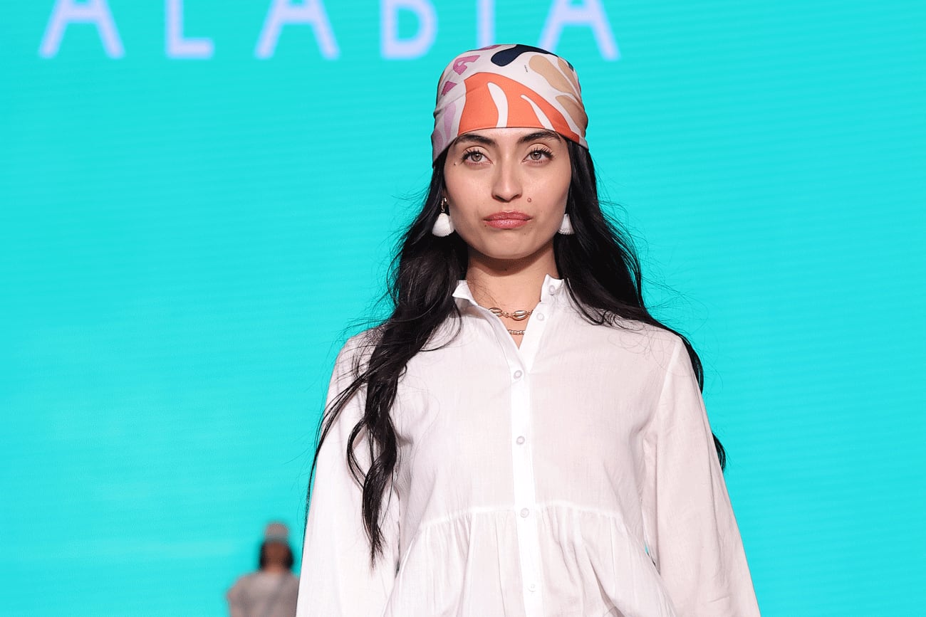 Usar el pañuelo en la cabeza protege del sol y suma color a los conjuntos veraniegos.
