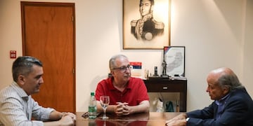 El gobernador de Misiones Hugo Passalacqua, en una reunión con el propietario de la cadena Loi Suites y el ministro de Turismo, José María Arrúa.