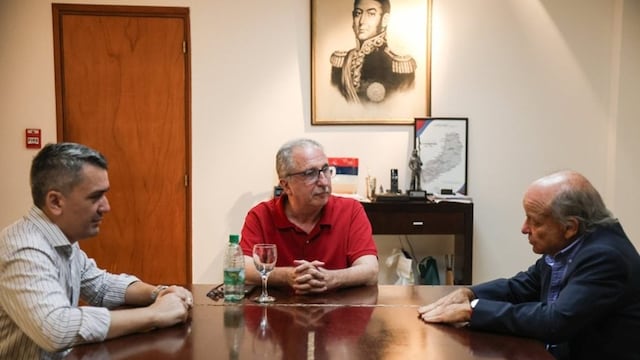 El gobernador de Misiones Hugo Passalacqua, en una reunión con el propietario de la cadena Loi Suites y el ministro de Turismo, José María Arrúa.