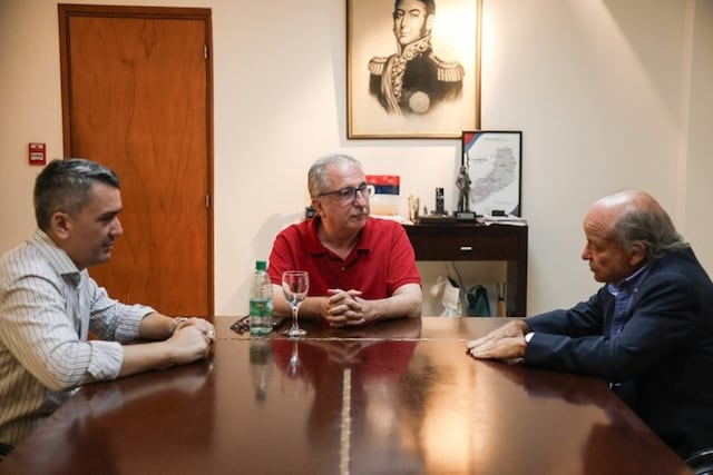 El gobernador de Misiones Hugo Passalacqua, en una reunión con el propietario de la cadena Loi Suites y el ministro de Turismo, José María Arrúa.