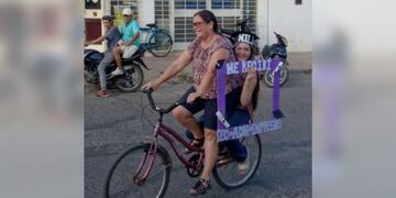 Se recibió y salió a festejar por las calles de Curuzú Cuatiá en bicicleta, con su mamá.