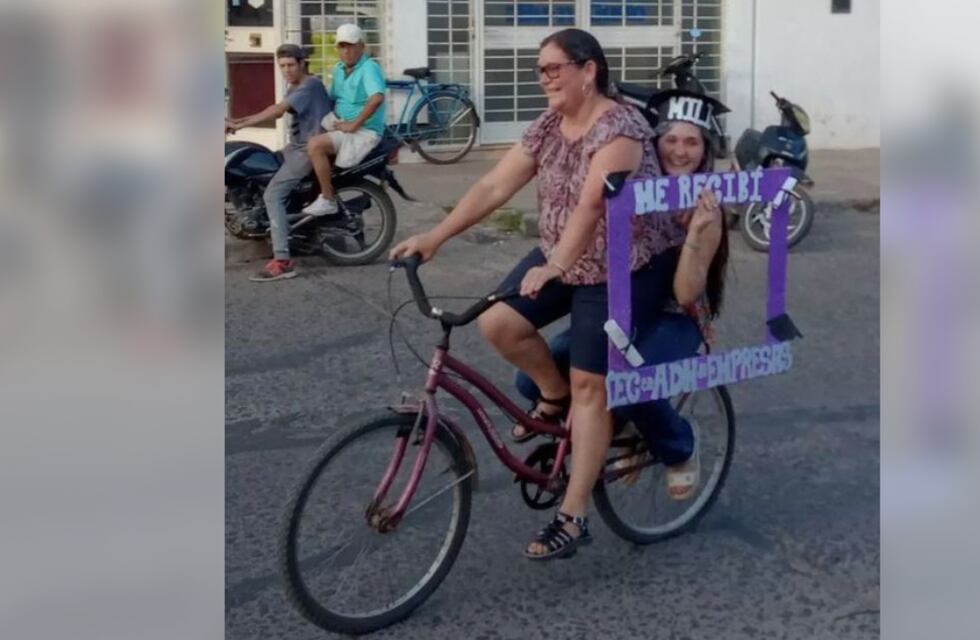 Se recibió y el festejo con su madre en Curuzú Cuatiá se volvió viral: “No iba a faltar la vuelta en la nave”