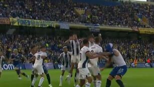 El agarrón de Ulises Ortegoza a Enzo Copetti en el Rosario Central-Talleres (Captura de TV)