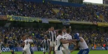 El agarrón de Ulises Ortegoza a Enzo Copetti en el Rosario Central-Talleres (Captura de TV)