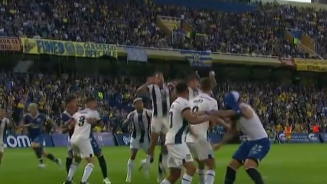 El agarrón de Ulises Ortegoza a Enzo Copetti en el Rosario Central-Talleres (Captura de TV)