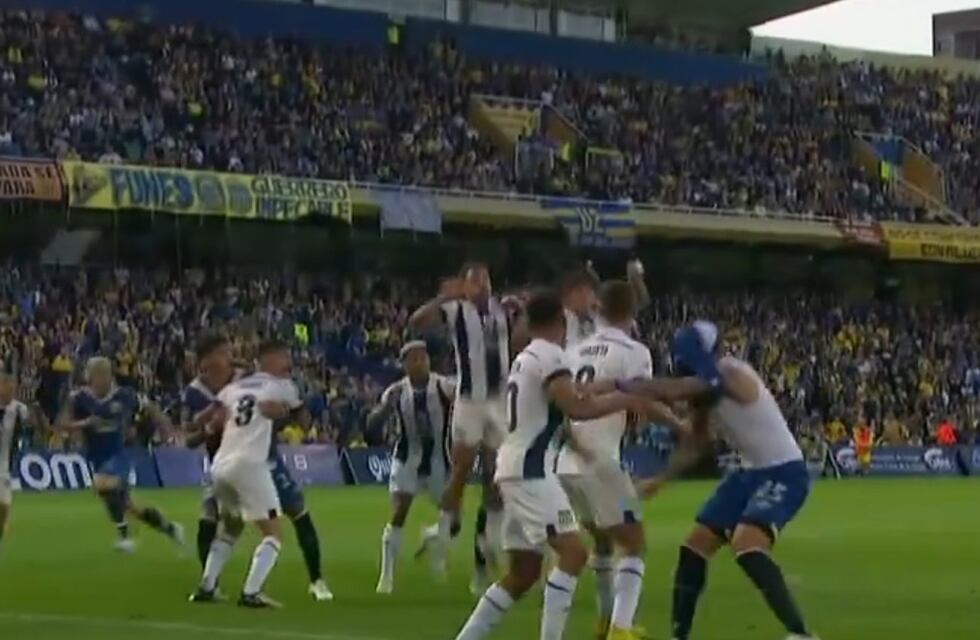 ¿Efecto reclamos? Talleres pierde por dos penales, el segundo tras chequeo en el VAR; y quedó con 10