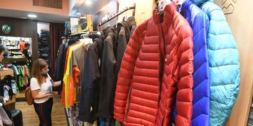 Descubrió una feria de ropa en un subsuelo de Córdoba y los precios sorprendieron en TikTok. (Imagen a modo ilustrativo | Foto: José Gutiérrez / Los Andes)