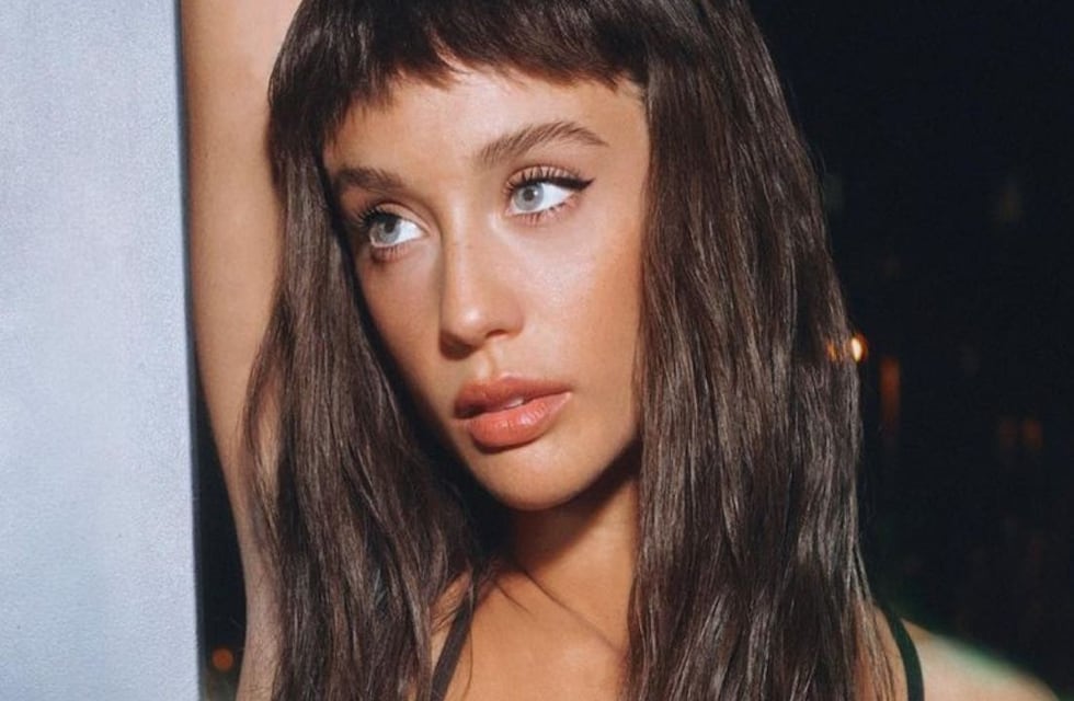 María Pedraza desplegó toda su sensualidad con un mini catsuit rosado y con brillos