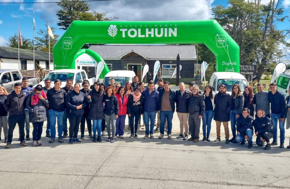 Tolhuin: Harrington entregó nuevos vehículos municipales