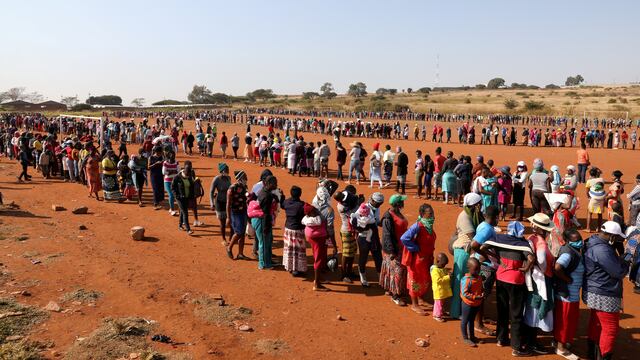 Personas hacen fila para recibir alimentos en África.