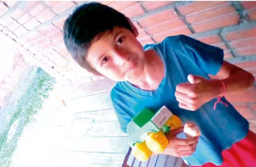 Una mujer vende bonos para pagar la medicación de su hijo