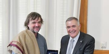 Jaldo junto al Padre Pepe.