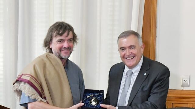 Jaldo junto al Padre Pepe.