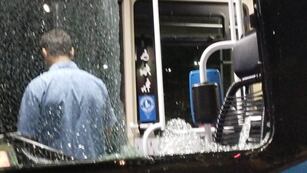 La ventanilla de un ómnibus de la línea 143 quedó destrozada en la zona sur.