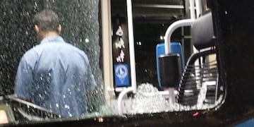 La ventanilla de un ómnibus de la línea 143 quedó destrozada en la zona sur.