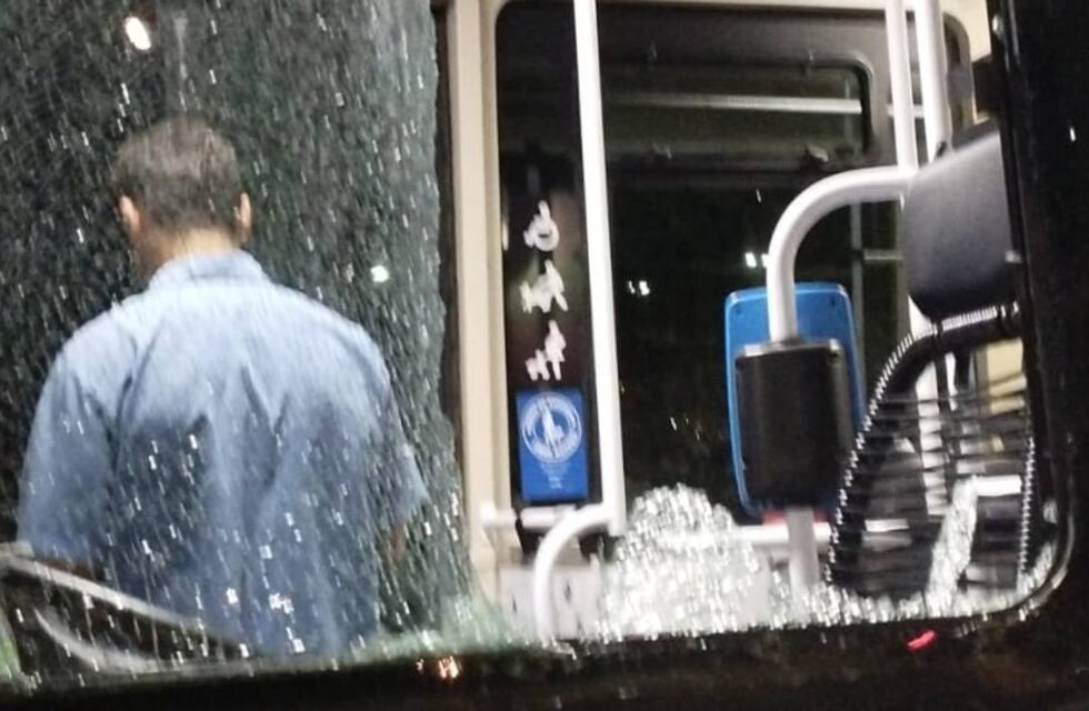 El paro de colectivos en Rosario volvió este martes por una ola de ataques y amenazas