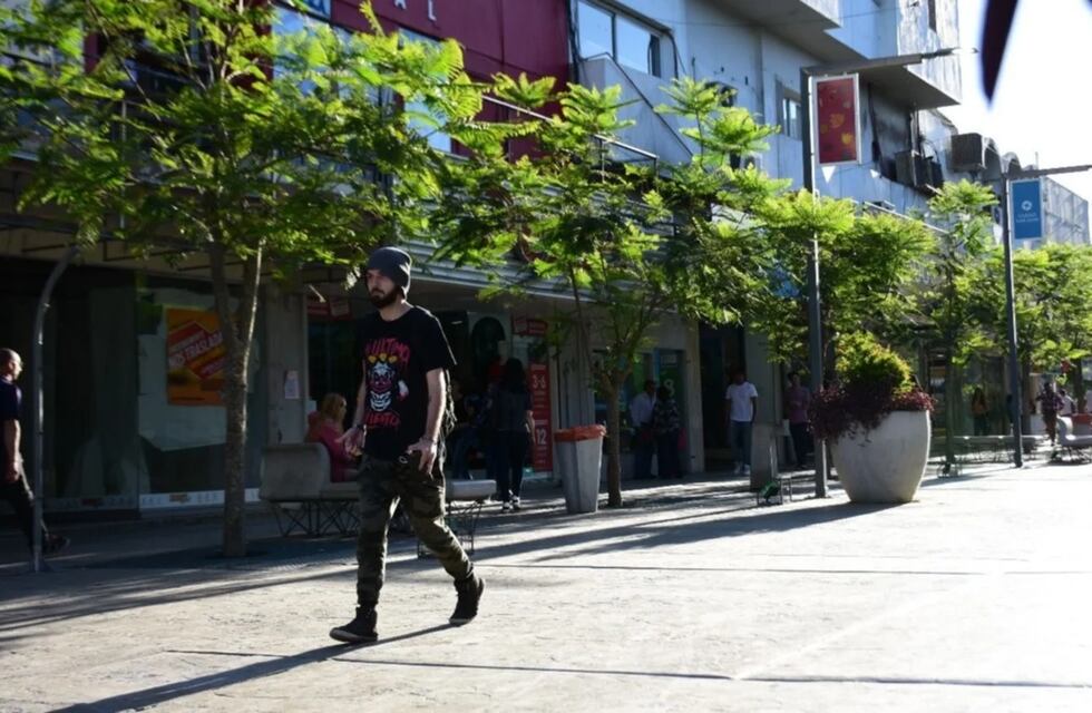 Principio de acuerdo entre gremio y comerciantes para la vuelta del horario de corrido