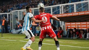 "Maravilla" Martínez, de espalda al arco. El 9 no la metió e Instituto empató en cero en Tucumán (Prensa Instituto)