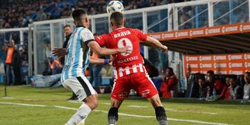 "Maravilla" Martínez, de espalda al arco. El 9 no la metió e Instituto empató en cero en Tucumán (Prensa Instituto)