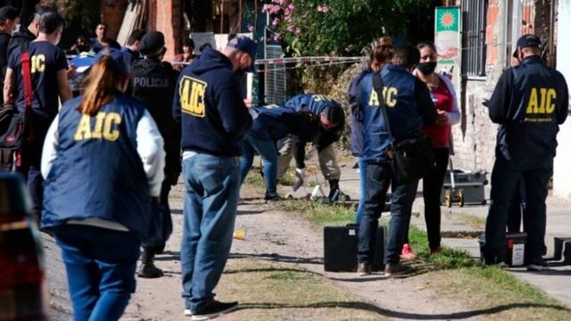 Intervención de la policía tras el crimen de Mayra Bustos