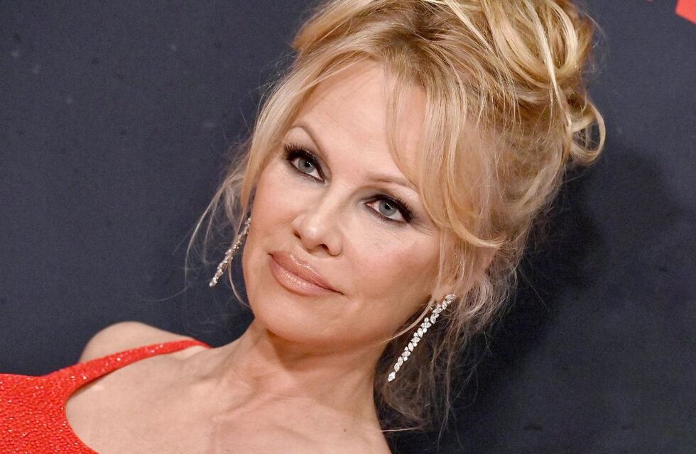 A los 56 años, Pamela Anderson se mostró en público sin una gota de maquillaje ni photoshop