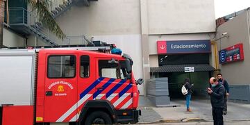 Los Bomberos Voluntarios de Río Cuarto trabajan en el shopping, este mediodía.