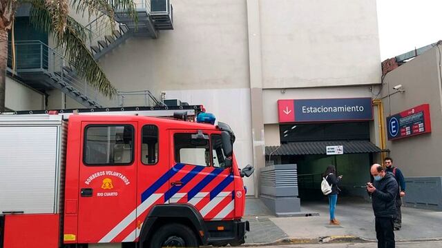 Los Bomberos Voluntarios de Río Cuarto trabajan en el shopping, este mediodía.