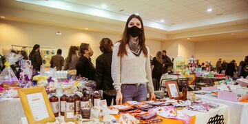 La feria que estuvo abierta al público los días sábado y domingo recibió a cientos de riograndenses que fueron a buscar regalos para el día de las maternidades. Además pudieron disfrutar de música en vivo.