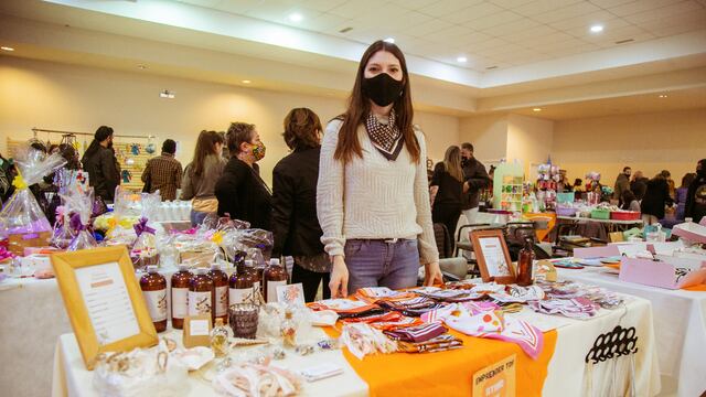 La feria que estuvo abierta al público los días sábado y domingo recibió a cientos de riograndenses que fueron a buscar regalos para el día de las maternidades. Además pudieron disfrutar de música en vivo.