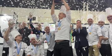 Eduardo Zacaría alza la copa acompañado por el resto del equipo, en medio de una lluvia de papelitos. Argentina quedó primera y segundo, Brasil.