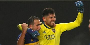 Carlos Izquierdoz festeja junto a Agustín Rossi tras la victoria por penales ante River.