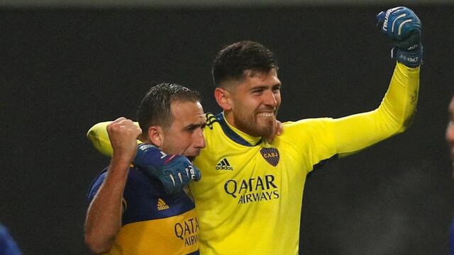 Carlos Izquierdoz festeja junto a Agustín Rossi tras la victoria por penales ante River.