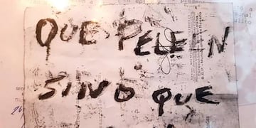 La policía encontró una hoja escrita a mano con el estribillo de la letra de un hit de Callejero Fino.