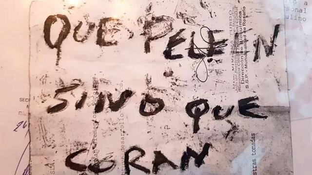 La policía encontró una hoja escrita a mano con el estribillo de la letra de un hit de Callejero Fino.