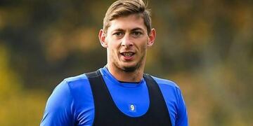 El futbolista de 28 años cayó al agua durante un vuelo desde Francia.