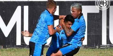 Todos los abrazos para el Yacaré por un golazo de tiro libre, con su firma.