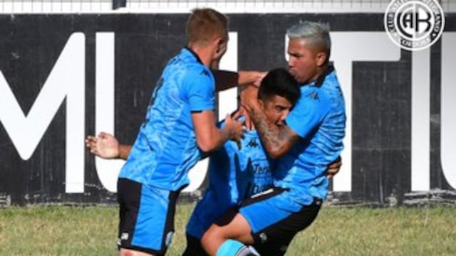 Todos los abrazos para el Yacaré por un golazo de tiro libre, con su firma.