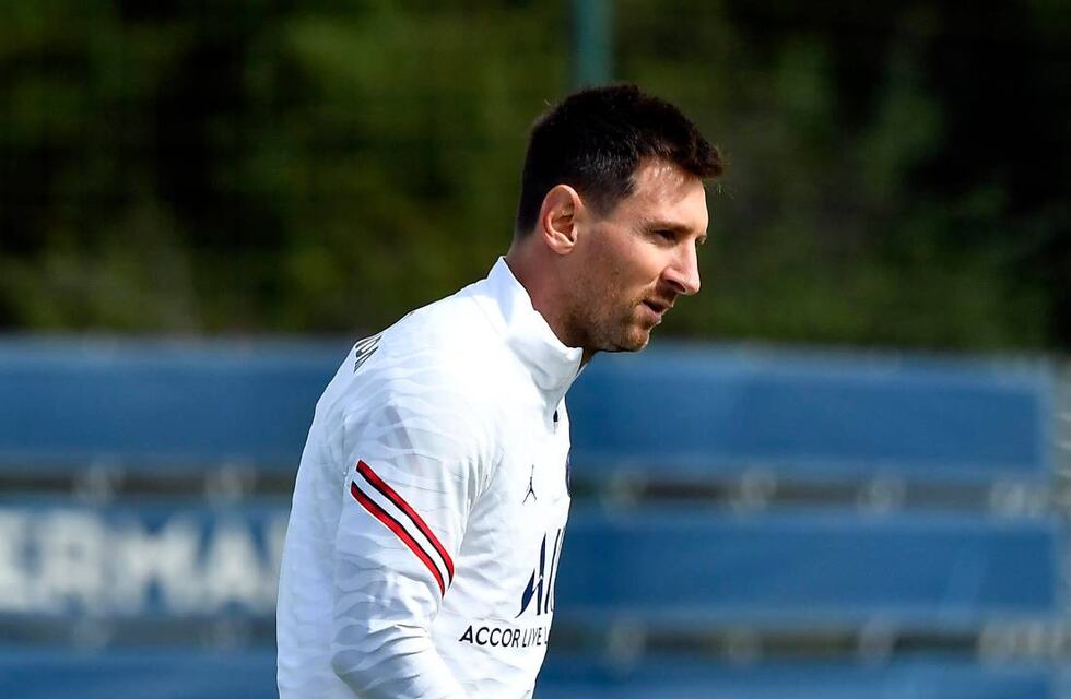 Locura por Lionel Messi: una multitud se agolpó en la concentración para recibirlo a horas de su debut