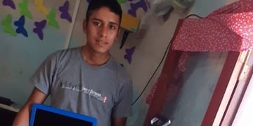 Erik Flores se prepara para abrir un taller de sublimación gracias al plan nacional Potenciar Joven.
