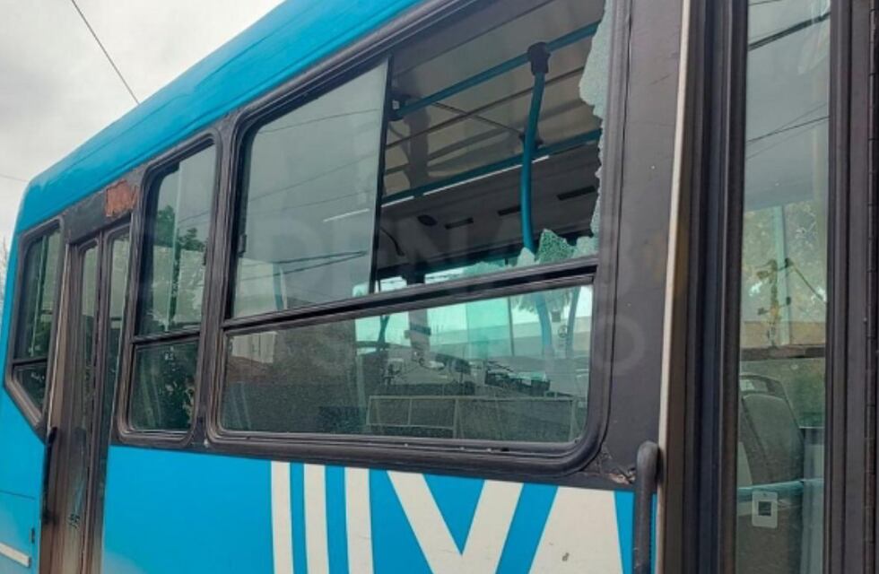 Terror en pleno viaje: un piedrazo rompió el vidrio de un colectivo e hirió a una nena