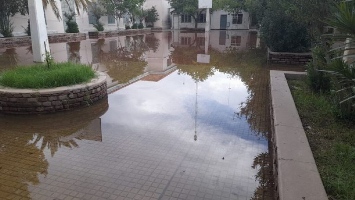 Imágenes del estado del Colegio Nacional, donde se ven patios totalmente inundados.